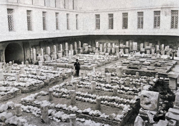 Αυλή Επιγραφικού. Εποχή Ziller (1887-1889)