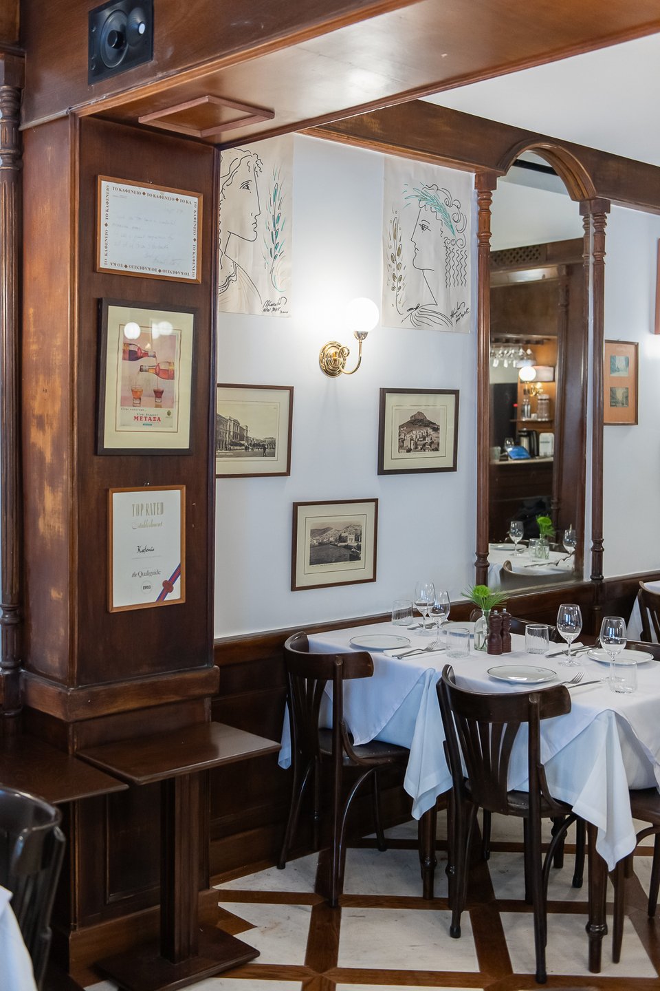 Η σάλα του Καφενείου 