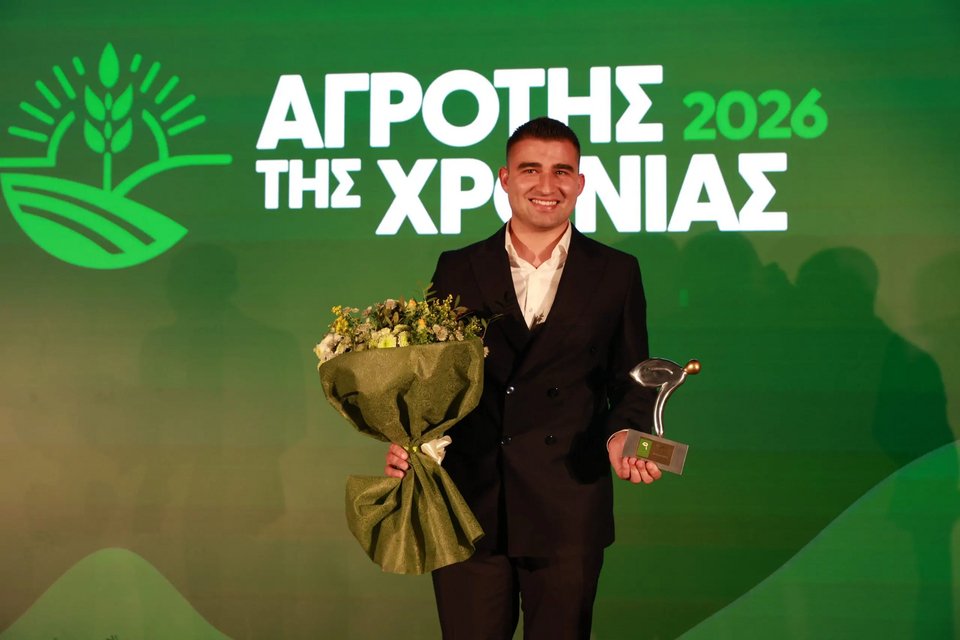 Ο Κωνσταντίνος Κωστούλης με το βραβείο του Αγρότη της Χρονιάς