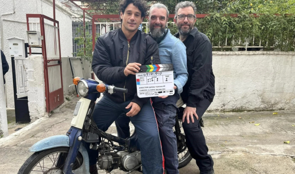 Ο Σωτήρης Τσαφούλιας με πρωταγωνιστές της μινι σειράς εμπνευσμένη από την υπόθεση