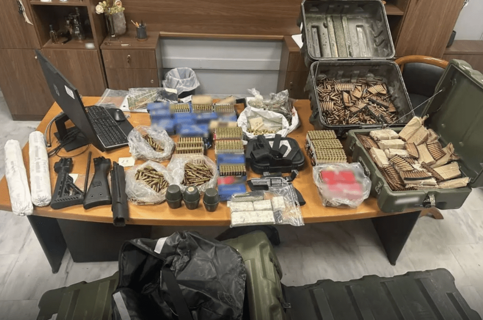 Η φωτογραφία από το δελτίο Τύπου της ΕΛ.ΑΣ. για τα κατασχεθέντα πέρυσι από την αποθήκη του συλληφθέντος