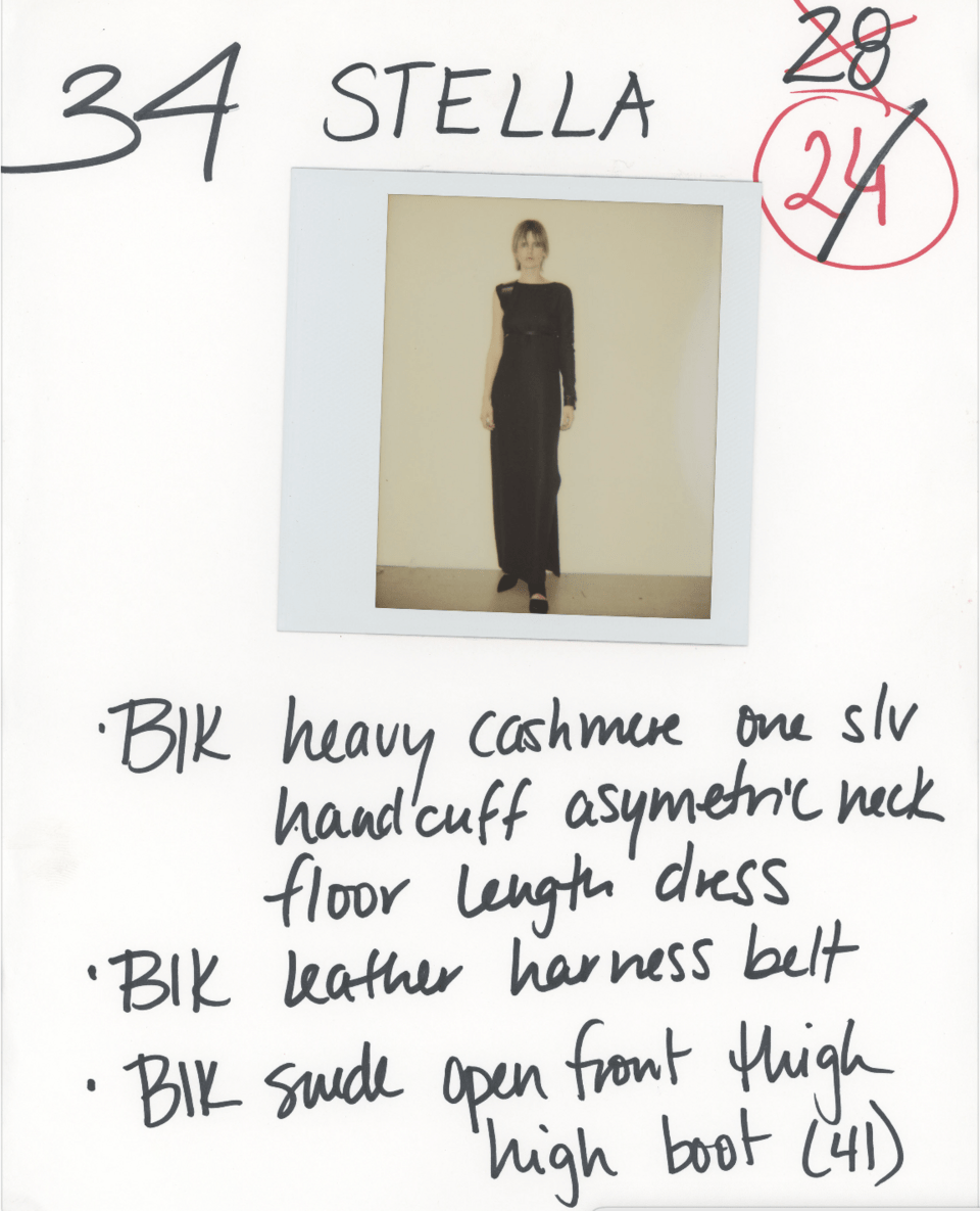 Χέλμουτ Λανγκ, Polaroid πρόβας («show fitting») σε χαρτί, με χειρόγραφες περιγραφές των looks, από τη συλλογή Helmut Lang Collection Hommes Femmes, Séance de Travail Défilé # Hiver 01/02 (2001). Απεικονιζόμενο πρόσωπο: η θρυλική και πρόωρα χαμένη Στέλλα Τένναντ.Αρχείο Helmut Lang του MAK. Courtesy of hl-art.
