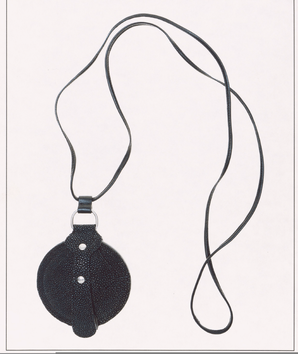 Campaigns &amp; Advertisements Χέλμουτ Λανγκ, δοκιμαστική εκτύπωση διαφήμισης, από τη συλλογή Helmut Lang Collection Hommes Femmes, Séance de Travail # Été 02, με φωτογραφία μιας «τσάντας από δέρμα σαλάχι» (stingray purse) από τον Άντονι Γουόρντ (2001).. Αρχείο Helmut Lang του MAK, LNI 566-10-7. Courtesy of hl-art