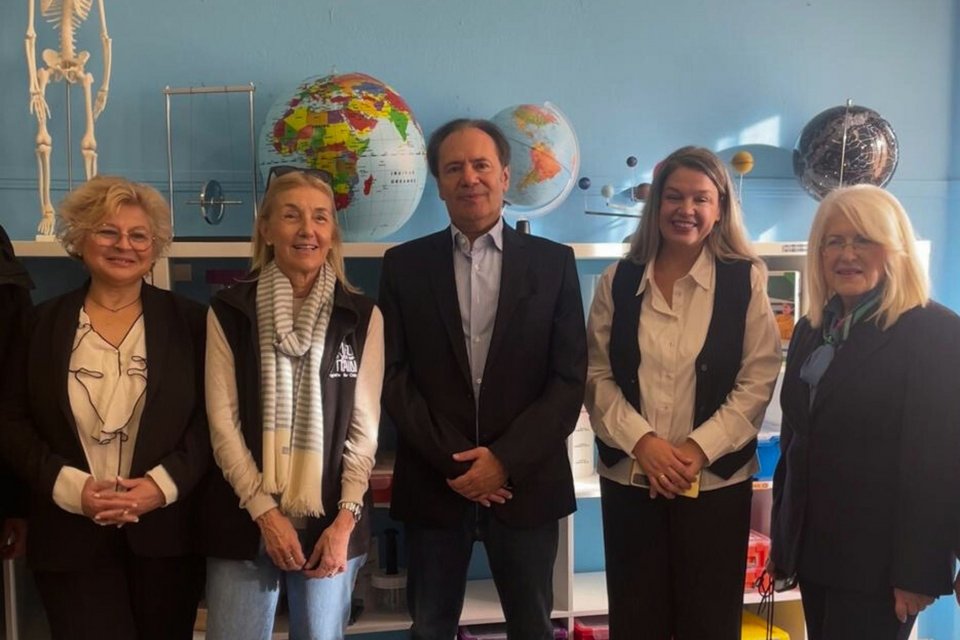 αριστερά προς δεξιά | Κατερίνα Σαραφίδου, Διευθύντρια Πρωτοβάθμιας Εκπαίδευσης Ροδόπης, Αλεξάνδρα Μαρτίνου, Πρόεδρος του Μαζί για το Παιδί, Θεόδωρος Τρύφων, co-CEO του ομίλου ELPEN, Ελευθερία Σιώπη- Διευθύντρια 5ου Πειραματικού Δημοτικού Κομοτηνής, Μαριγούλα Κοσμίδου, Αναπληρώτρια Περιφερειακή Διευθύντρια Εκπαίδευσης ΑΜΘ