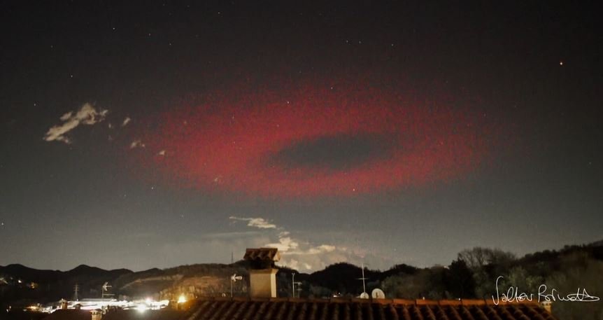 Δεν είναι η πρώτη φορά που πετυχαίνει κάτι τέτοιο: το 2023 είχε φωτογραφίσει ένα ακόμη μεγαλύτερο ELVE, πλάτους 359 χιλιομέτρων / FACEBOOK