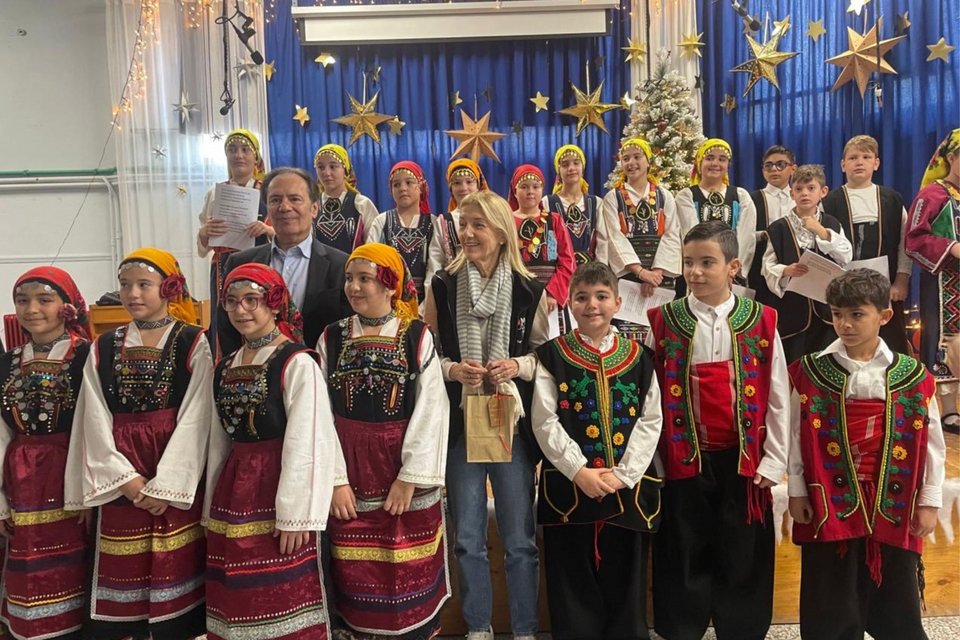  Αλεξάνδρα Μαρτίνου, Πρόεδρος του Μαζί για το Παιδί, Θεόδωρος Τρύφων, co-CEO του ομίλου ELPEN με τα παιδιά του 5ου Πειραματικού Δημοτικού Κομοτηνής