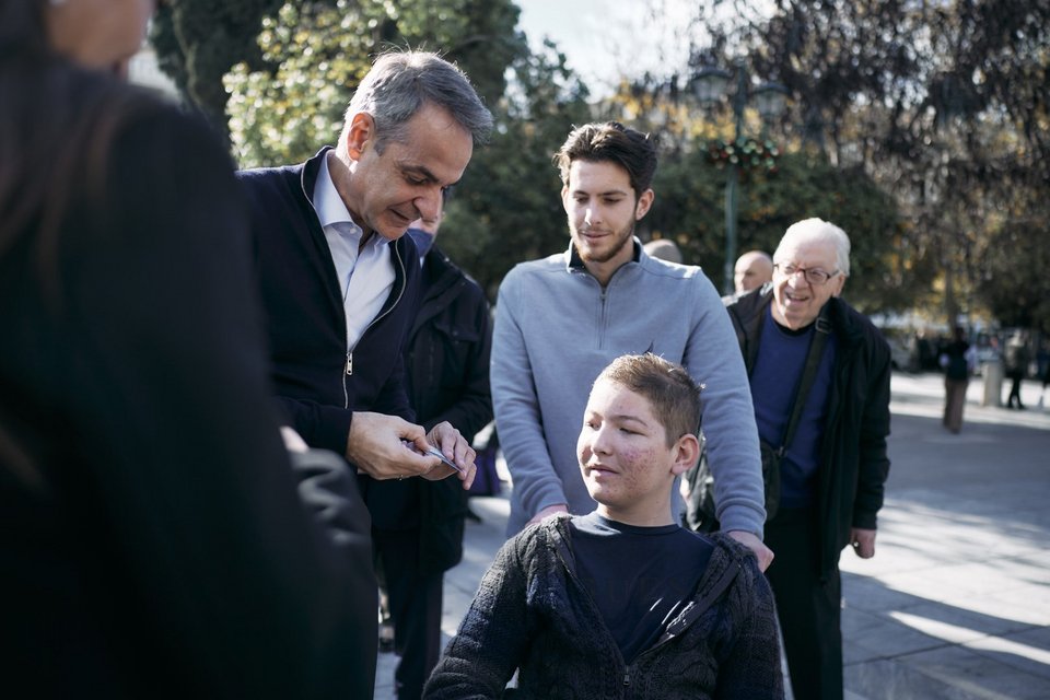 Ο Κυριάκος Μητσοτάκης βλέποντας τις βελτιωμένες παροχές που εξασφαλίζει η Κάρτα Αναπηρίας