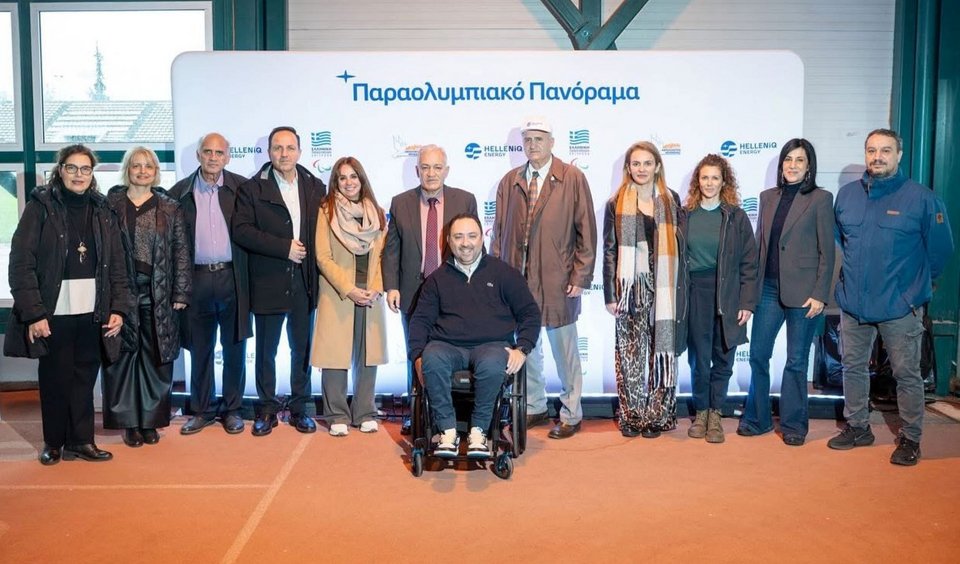 Αναμνηστική φωτογραφία από το Παραολυμπιακό Πανόραμα στον Δήμο Αμπελοκήπων – Μενεμένης. Από αριστερά, η προϊστάμενη της Διεύθυνσης Αθλητισμού &amp; Πολιτισμού Αμπελοκήπων - Μενεμένης κα Μάγδα Ρουσσέτη, η προϊστάμενη του Τμήματος Αθλητισμού και Νέας Γενιάς Αμπελοκήπων – Μενεμένης κα Αφροδίτη Χαρίση, ο Αντιδήμαρχος Τεχνικών Υπηρεσιών κ. Βασίλειος Μανωλόπουλος, ο Αντιδήμαρχος Αθλητισμού Αμπελοκήπων – Μενεμένης κ. Γεώργιος Καζαντζίδης, η Διευθύντρια Εταιρικής Ευθύνης HELLENiQ ENERGY κα Γεωργία Λασανιάνου, ο Δήμαρχος Αμπελοκήπων-Μενεμένης και Πρόεδρος της Κεντρικής Ένωσης Δήμων Ελλάδος κ. Λάζαρος Κυρίζογλου, ο Πρόεδρος της Ελληνικής Παραολυμπιακής Επιτροπής κ. Γεώργιος Καπελλάκης, ο Β’ Αντιπρόεδρος της Ελληνικής Παραολυμπιακής Επιτροπής κ. Γεώργιος Κοπιδάκης, η Αντιδήμαρχος Παιδείας και Δια Βίου Μάθησης Αμπελοκήπων – Μενεμένης κα Μαρία Αποστολίδου, στελέχη της HELLENiQ ENERGY και δεξιά ο Εντεταλμένος Δημοτικός Σύμβουλος Αθλητισμού Αμπελοκήπων - Μενεμένης κ. Ευθύμιος Τεκτονίδης