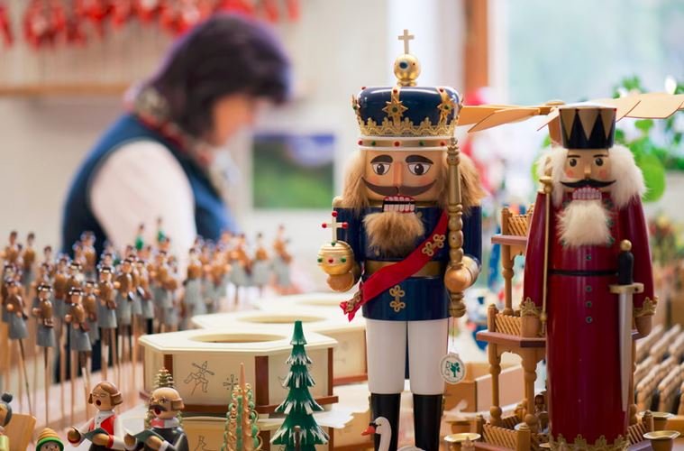 Το Seiffen, γνωστό στους Γερμανούς ως Spielzeugdorf – το Χωριό των  Παιχνιδιών – μοιάζει τον Δεκέμβριο με σκηνικό παραμυθιού: δρόμοι  φωτισμένοι με χιλιάδες λαμπάκια, παράθυρα γεμάτα ξύλινες φιγούρες / ALAMY