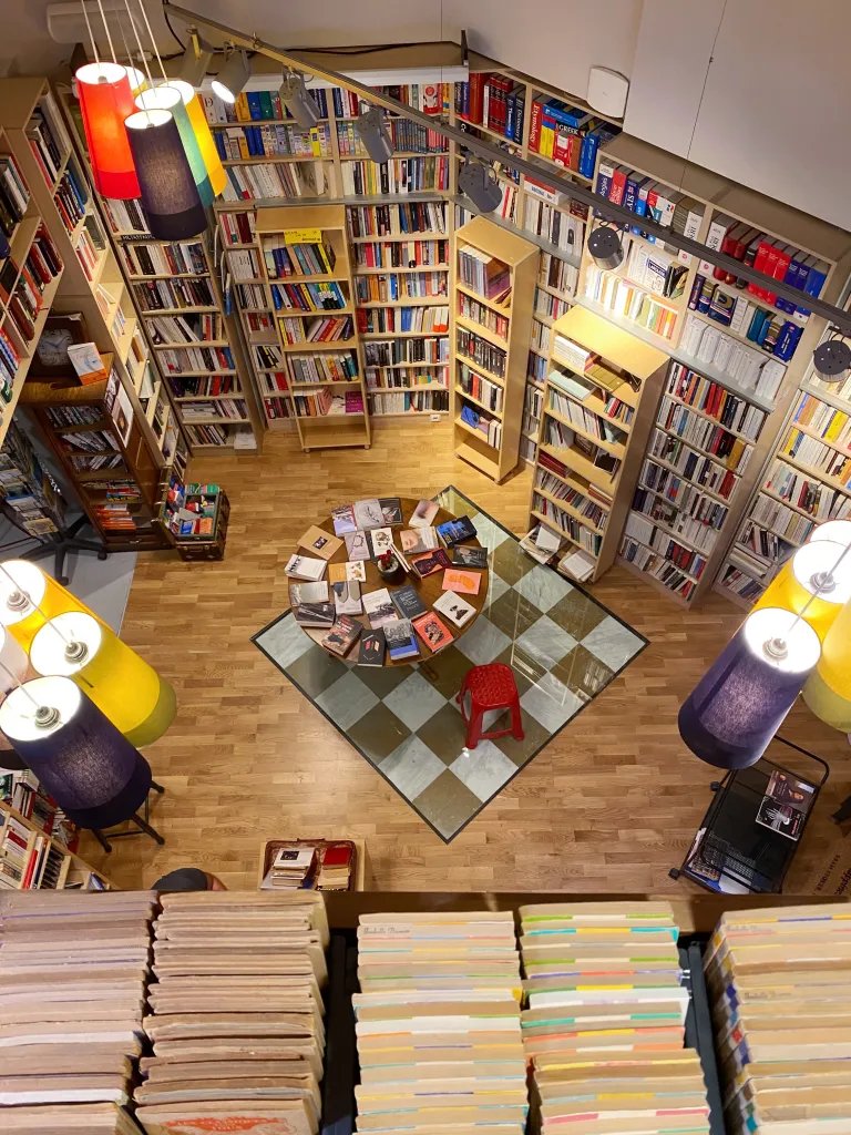 O χώρος του Λεξικοπωλείου όπως φαίνεται από το πατάρι / Φωτογραφία: Μάνος Λειβαδάρος/iefimerida