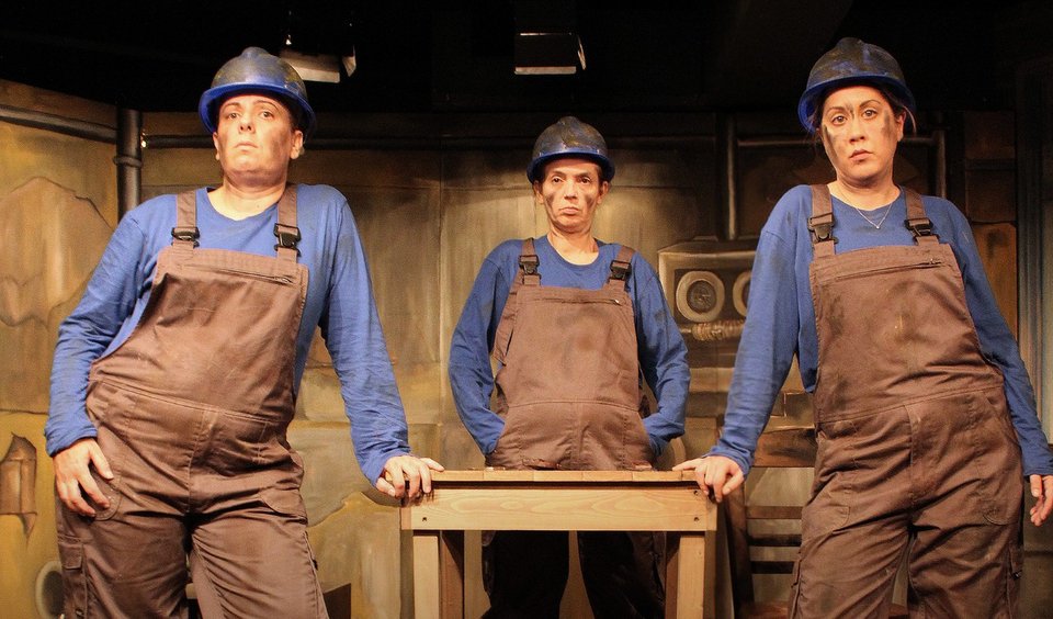 Επί σκηνής, οι τρεις γυναίκες ηθοποιοί του θεατρικού έργου «Δεσμώτες του Πουθενά». Μαρία Δρακοπούλου, Φλωρεντία Νταή, Εύη Νταλούκα