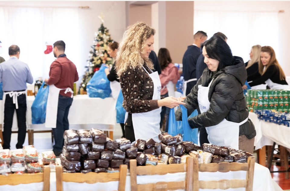 Στιγμιότυπα από την προετοιμασία δεμάτων στο ενοριακό συσσίτιο του Ι.Ν. Αγίου Γεωργίου Ελευσίνας 