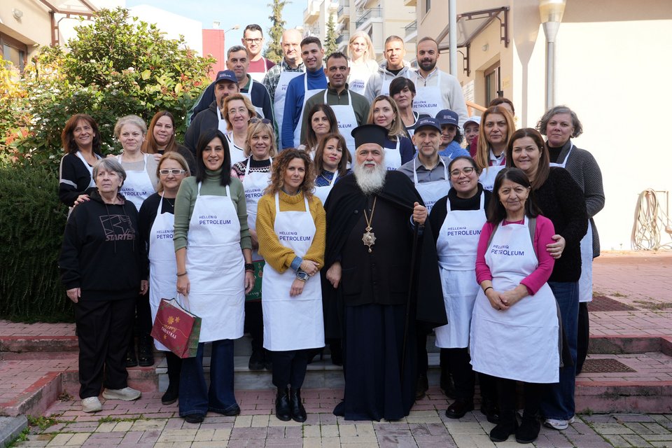Ο Μητροπολίτης Νεαπόλεως &amp; Σταυρουπόλεως, κ.κ. Βαρνάβας μαζί με τους εθελοντές της HELLENiQ ENERGY στο ενοριακό συσσίτιο του Ι.Ν. Αγίου Αθανασίου Ευόσμου 