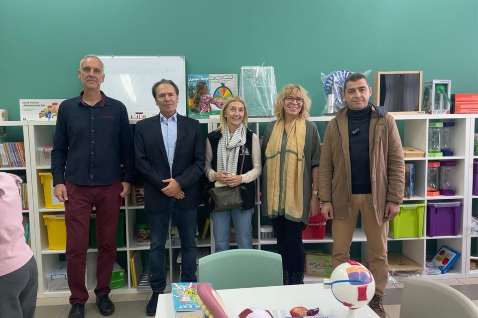  αριστερά προς δεξιά | Βαγγέλης Ζηκίδης, Διευθυντής 1ο Δημοτικό Σουφλίου, Θεόδωρος Τρύφων, co-CEO του ομίλου ELPEN, Αλεξάνδρα Μαρτίνου, Πρόεδρος του Μαζί για το Παιδί,  Ιωάννα Μανάφη-Επόπτρια Ποιότητας της Εκπαίδευσης, Διεύθυνση Πρωτοβάθμιας Εκπαίδευσης Έβρου, Δημήτριος Δαρούσης, Αντιδήμαρχος Τεχνικών Υπηρεσιών Δήμου Σουφλίου