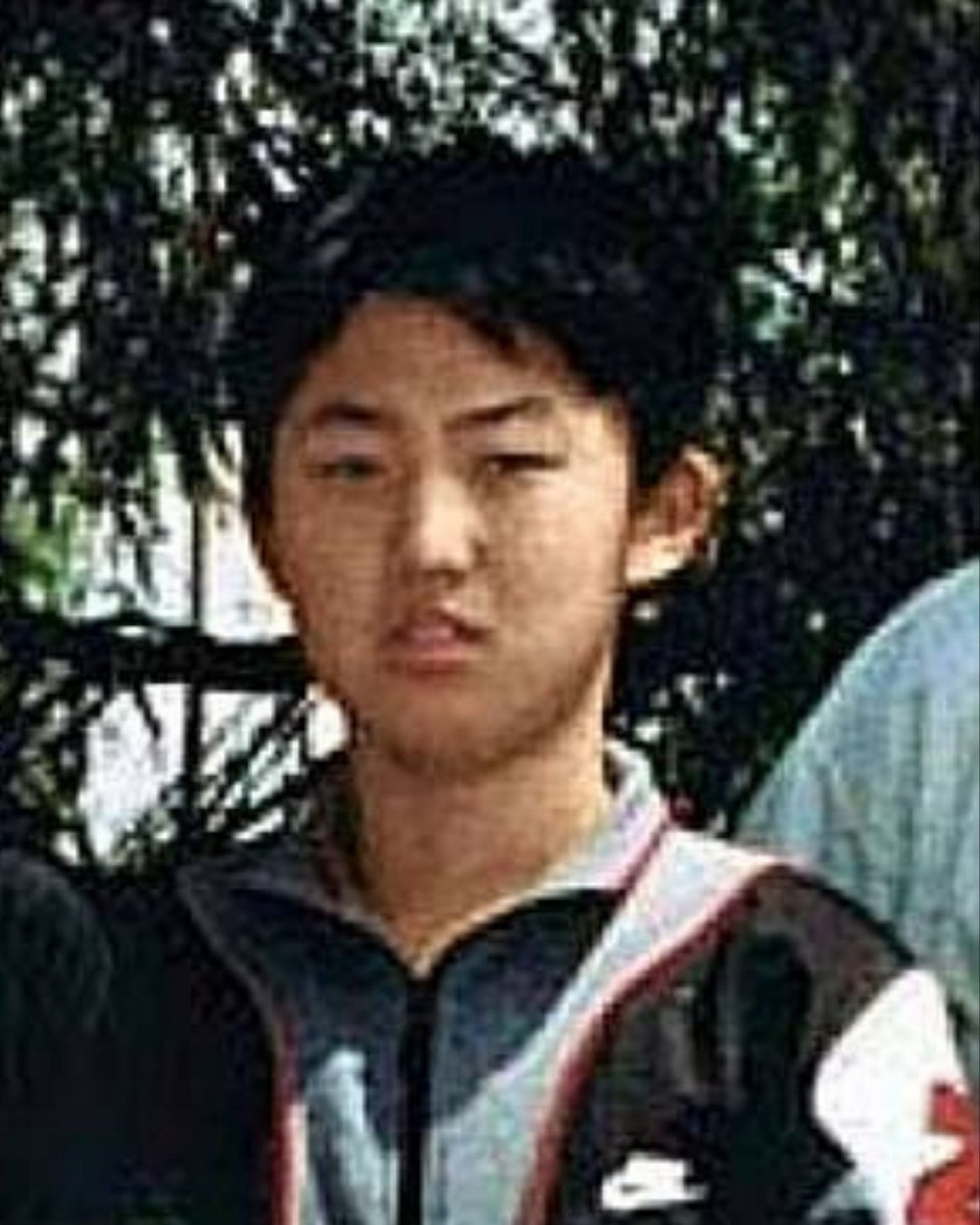 Δεν ήταν καλός μαθητής· δυσκολευόταν με τα γερμανικά, ένιωθε ταπεινωμένος όταν έπρεπε να απαντήσει μπροστά στην τάξη, γινόταν επιθετικός όταν δεν καταλάβαινε τους συμμαθητές του / WIKIPEDIA