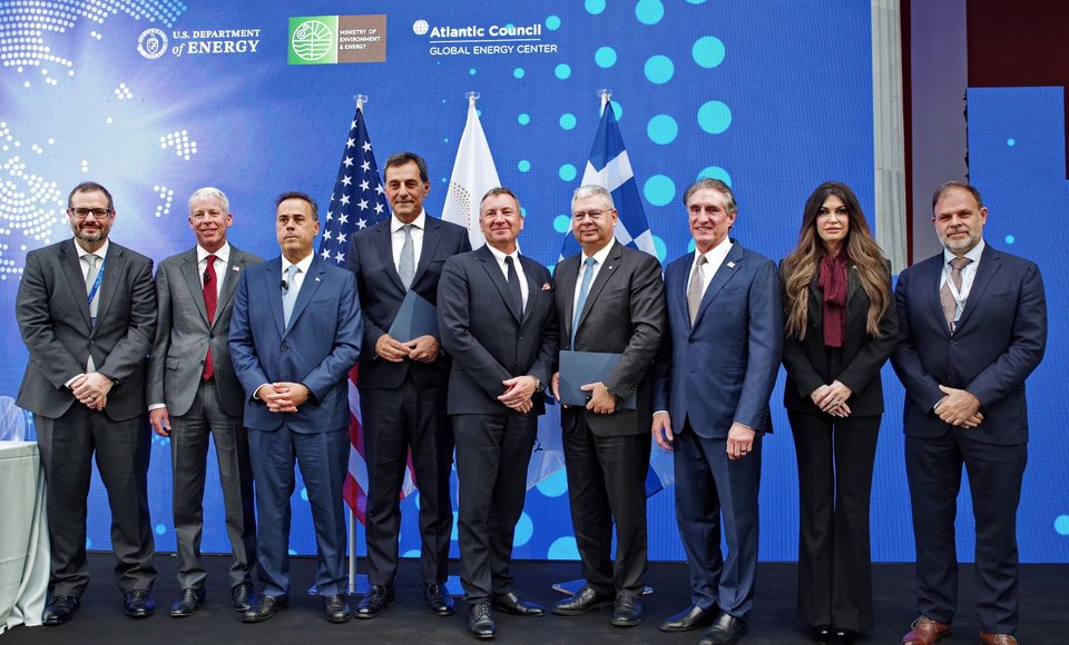 Στιγμιότυπο από την τελετή υπογραφής για τη συμμετοχή της ExxonMobil στην παραχώρηση του «Block 2», που πραγματοποιήθηκε στο Ζάππειο