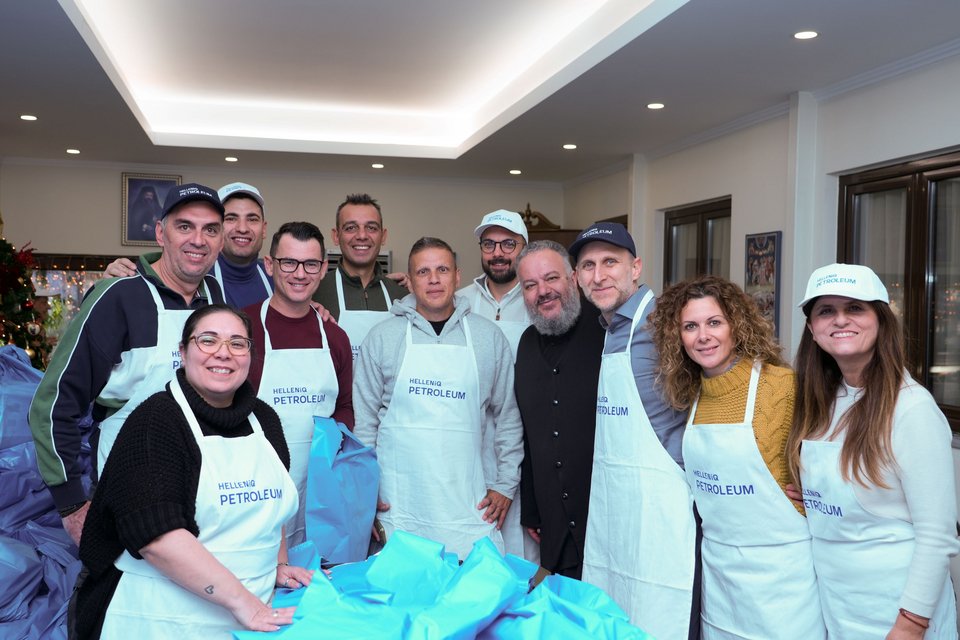 Στιγμιότυπα από την εθελοντική δράση στο ενοριακό συσσίτιο του Ι.Ν. Αγίου Αθανασίου Ευόσμου με την υποστήριξη του Πατέρα Ιωάννη Μεχτερίδη 