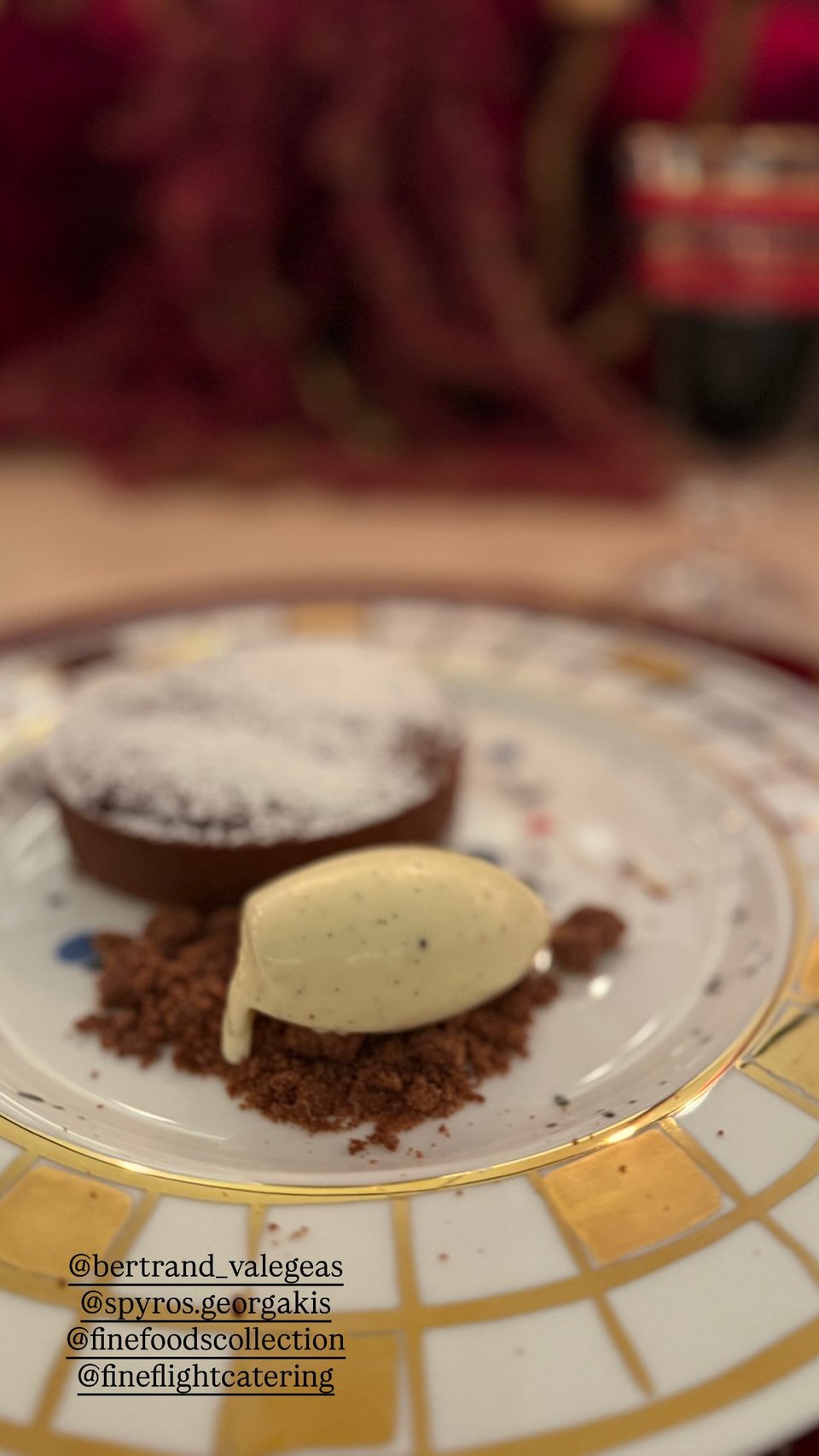 Το σοκολατένιο γλυκό με παγωτό