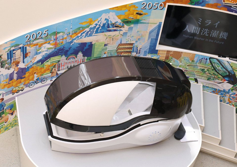 Η συσκευή, μια μεγάλη λευκή κάψουλα μήκους περίπου 2,3 μέτρων, παρουσιάστηκε στο κοινό κατά τη διάρκεια της Παγκόσμιας Έκθεσης της Οσάκα το 2025, όπου τράβηξε τα βλέμματα εκατομμυρίων επισκεπτών / INSTAGRAM 