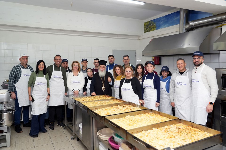Ο Μητροπολίτης Νεαπόλεως &amp; Σταυρουπόλεως, κ.κ. Βαρνάβας μαζί με τους εθελοντές της HELLENiQ ENERGY στο ενοριακό συσσίτιο του Ι.Ν. Αγίου Αθανασίου Ευόσμου 