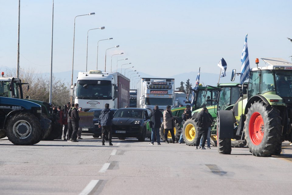 Παραμένουν στα μπλόκα οι αγρότες ενόψει της απάντησης στον υπουργό Αγροτικής Ανάπτυξης / Φωτογραφία EUROKINISSI