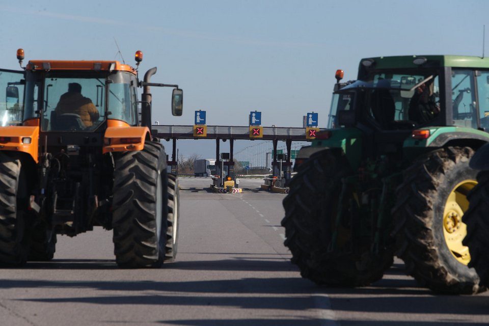 Παραμένουν στα μπλόκα οι αγρότες ενόψει της απάντησης στον υπουργό Αγροτικής Ανάπτυξης / Φωτογραφία EUROKINISSI 