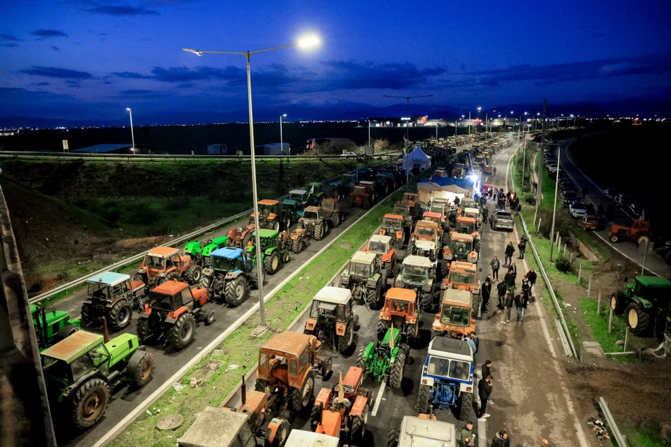 Κλείνουν και τους παράδρομους οι αγρότες στο μπλόκο της Νίκαιας Λάρισας / Φωτογραφία: EUROKINISSI