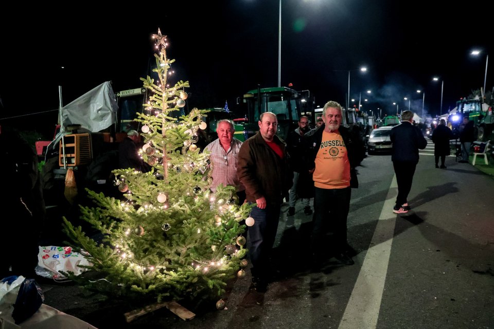  Κλείνουν και τους παράδρομους οι αγρότες στο μπλόκο της Νίκαιας Λάρισας / Φωτογραφία: EUROKINISSI
