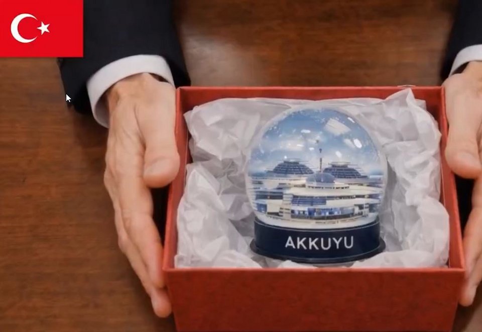 Μια χιονόμπαλα με ομοίωμα του πυρηνικού εργοστασίου που κατασκευάζει η ρωσική Rosatom στην Τουρκία είναι το «δώρο» του Πούτιν στον Ρετζέπ Ταγίπ Ερντογάν