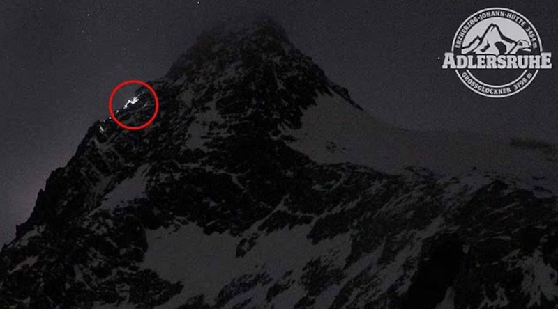  Στις 18:00 της 18ης Ιανουαρίου 2025 διακρίνονται τα φωτάκια των δύο ορειβατών κατά την ανάβαση 