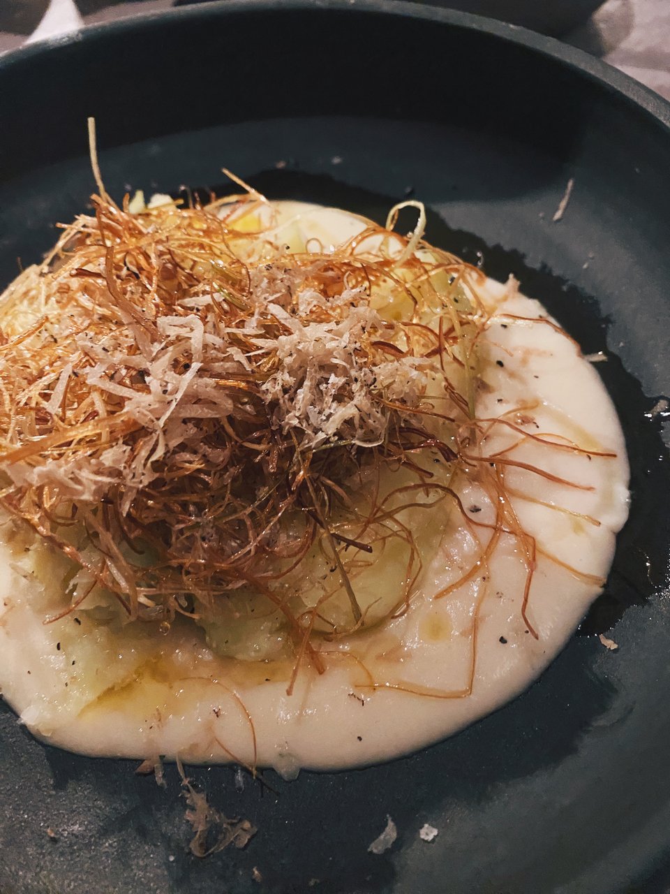 Ψητή πατάτα στα κάρβουνα με παλαιωμένη γραβιέρα, τρούφα χειμερινή και τηγανητά πράσα / Φωτογραφία:Μανος Λειβαδάρος/iefimerida