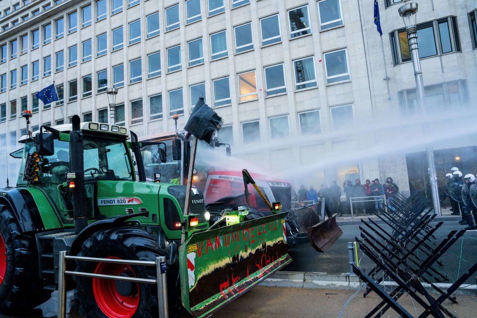 Ρίψεις νερού από την αστυνομία προς τους αγρότες και τα τρακτέρ τους στις Βρυξέλλες / AP 