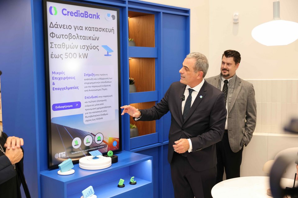 Ο κ. Ηλιάδης, Chief Retail &amp; Wealth Management Officer της CrediaBank παρουσιάζει το σύστημα εικονικής πραγματικότητας, που αναπτύχθηκε σε συνεργασία με το Ινστιτούτο Πληροφορικής του Ιδρύματος Τεχνολογίας και Έρευνας (ΙΤΕ).