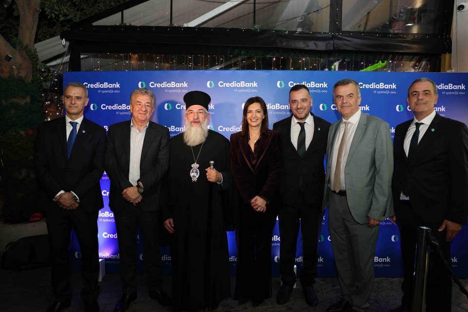 Ο κ. Ηροδότου, Πρόεδρος της CrediaBank, ο κ. Αρναουτάκης, Περιφερειάρχης Κρήτης, ο Σεβασμιότατος Αρχιεπίσκοπος Κρήτης Ευγένιος, η κ. Βρεττού, CEO της CrediaBank, o κ. Δραμουντάνης, Επικεφαλής Δικτύου Περιφέρειας Κρήτης της CrediaBank, ο κ. Χαρμανδάρης, Πρόεδρος του ΙΤΕ, ο κ. Ηλιάδης Chief Retail &amp; Wealth Management Officer της CrediaBank