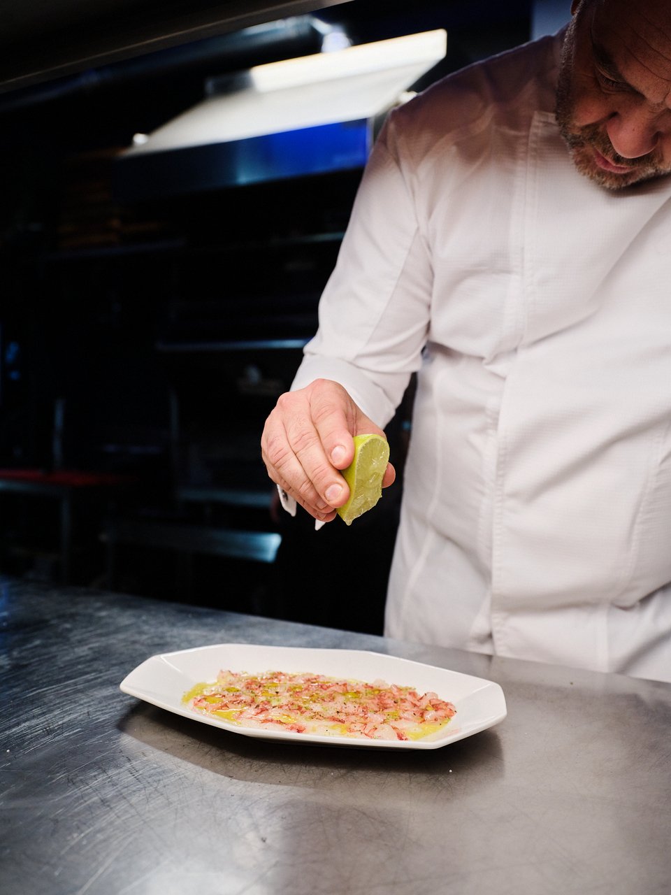 O chef patron Δημήτρης Νίκολης έχει μεγάλη εμπειρία στην ψαροφαγική γαστρονομία. 