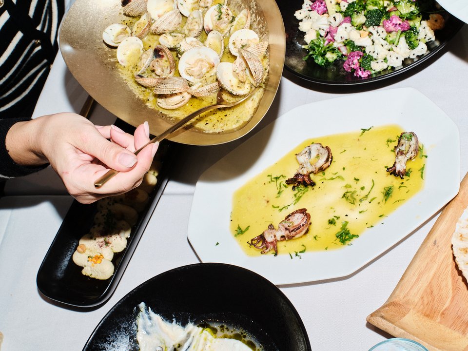 Τραπέζι γεμάτο μεζέδες στο Sea You. 