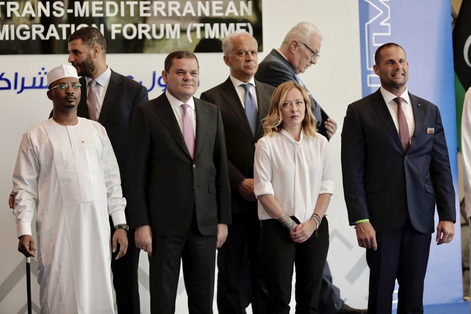 Ο πρωθυπουργός της Λιβύης, Αμπντελχαμίντ Ντμπεϊμπά (τρίτος από αριστερά) και η Ιταλίδα πρωθυπουργός Τζόρτζια Μελόνι μαζί με άλλους αξιωματούχους από το Τσαντ και τη Μάλτα / AP