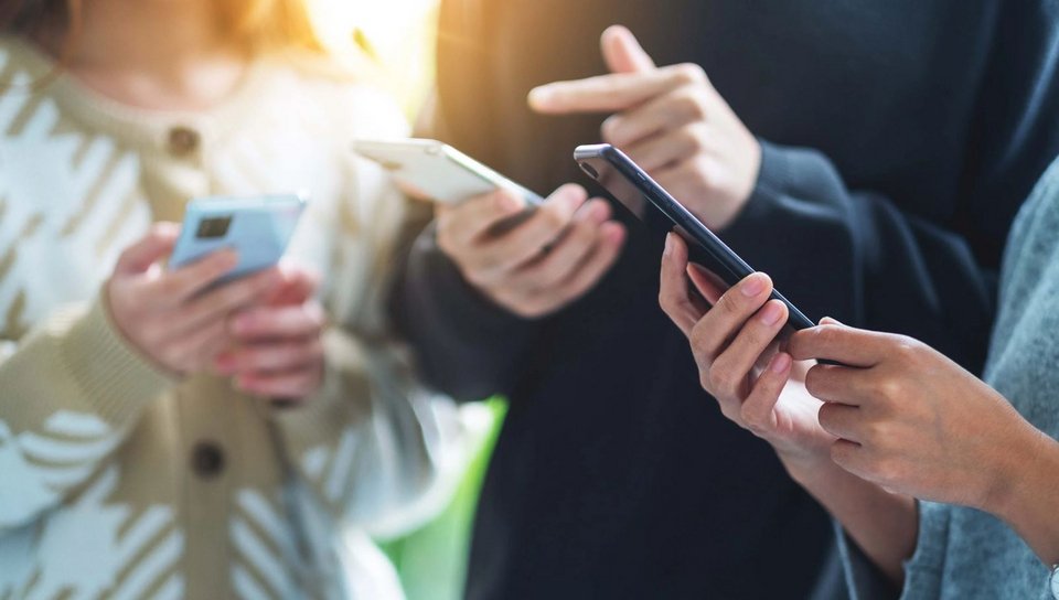 Οι ερευνητές διαπίστωσαν ότι μόλις ένας λογαριασμός έδειχνε ενδιαφέρον για θέματα ψυχικής υγείας, η ροή της ενότητας «For You» γέμιζε σταδιακά με βίντεο έντονα αρνητικού συναισθηματικού φορτίου / SHUTTERSTOCK