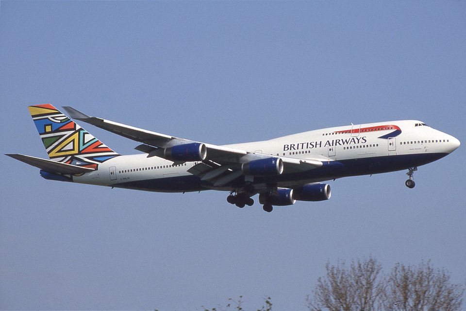 Οι περισσότεροι κοιμούνταν όταν ο Mukonyi μάζεψε τα πράγματά του, ανέβηκε στο επάνω κατάστρωμα, πέρασε από την τουαλέτα και, λίγο μετά τις 4 το πρωί ώρα Βρετανίας, μπήκε στο πιλοτήριο / WIKIPEDIA