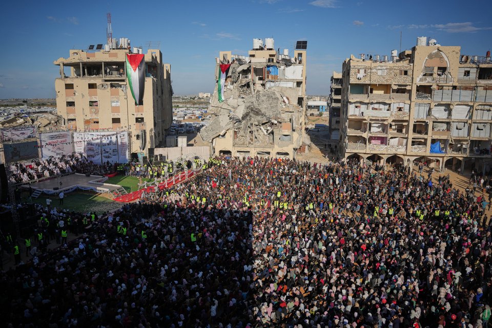  Χιλιάδες κόσμου κάτω από τα ερείπια της Χαν Γιουνίς για τον ομαδικό γάμο 54 ζευγαριών στη Λωρίδα της Γάζας / AP 