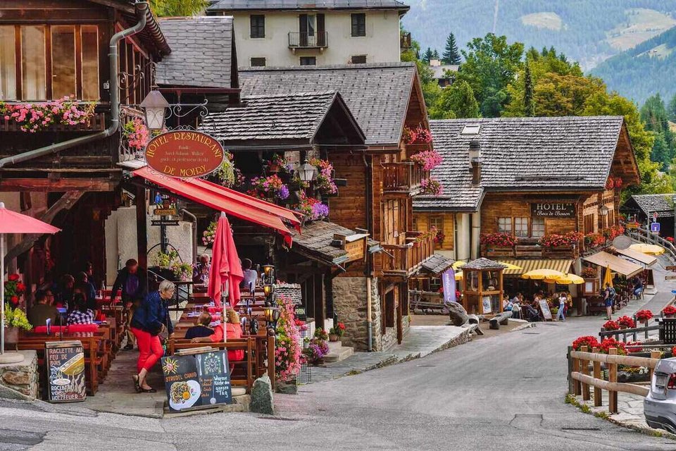H μάχη ανάμεσα στην τυποποίηση και την «αυθεντικότητα», ανάμεσα στην ανάγκη για μια κοινή γραπτή μορφή και στο δικαίωμα της κάθε κοιλάδας να μιλά όπως έμαθε από τους παππούδες της / SHUTTERSTOCK