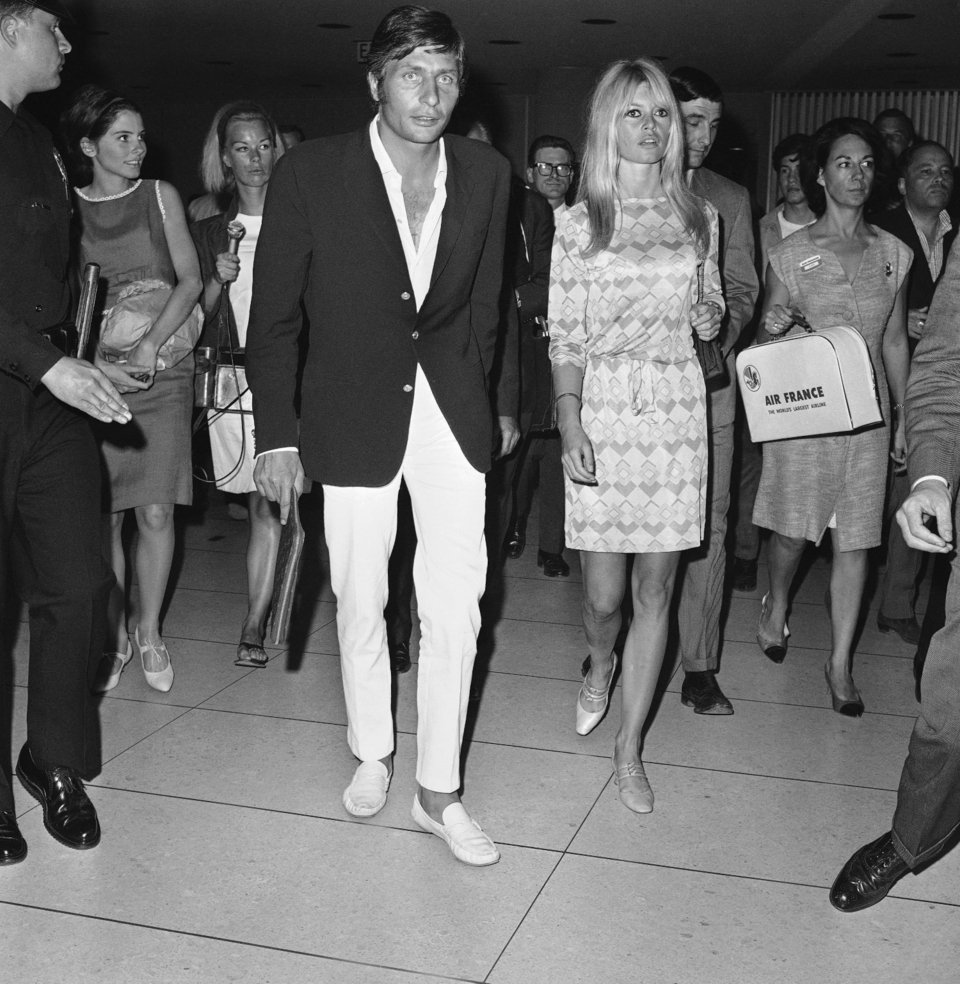 Η Μπριζίτ Μπαρντό και ο σύντροφός της, ο Γερμανός κοσμικός Γκίντερ Ζακς, φτάνουν στο διεθνές αεροδρόμιο του Λος Άντζελες, στις 13 Ιουλίου 1966.