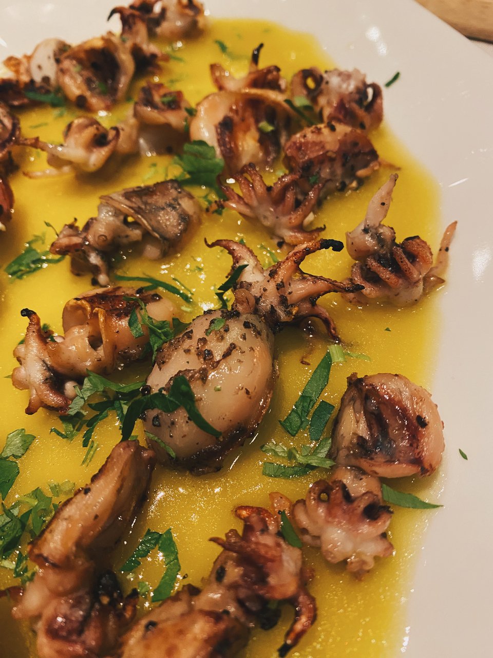 Γόνος σουπιάς με λαδολέμονο.