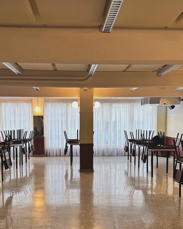 Άποψη από την ρετρό σάλα της viral μεταμονέρνας ταβέρνας Ζιγκοάλα στην Ομόνοια. 