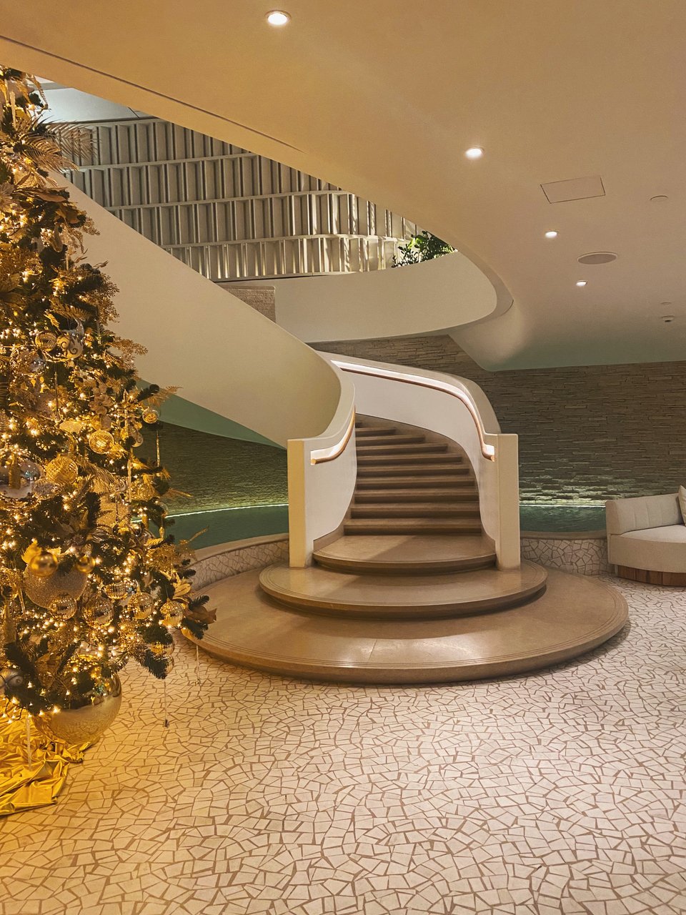 Η εντυπωσιακή σκάλα που οδηγεί στο εστιατόριο από το lobby του resort / Φωτογραφία: Mάνος Λειβαδάρος/iefimerida