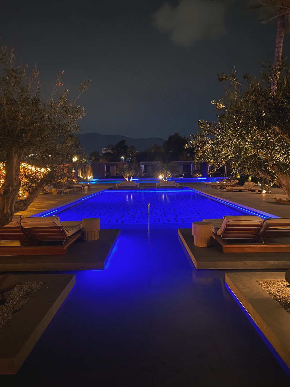 H φωτισμένη πισίνα έξω από το κεντρικό εστιατόριο του One&amp;Only Aesthesis / Φωτογραφία: Mάνος Λειβαδάρος/iefimerida