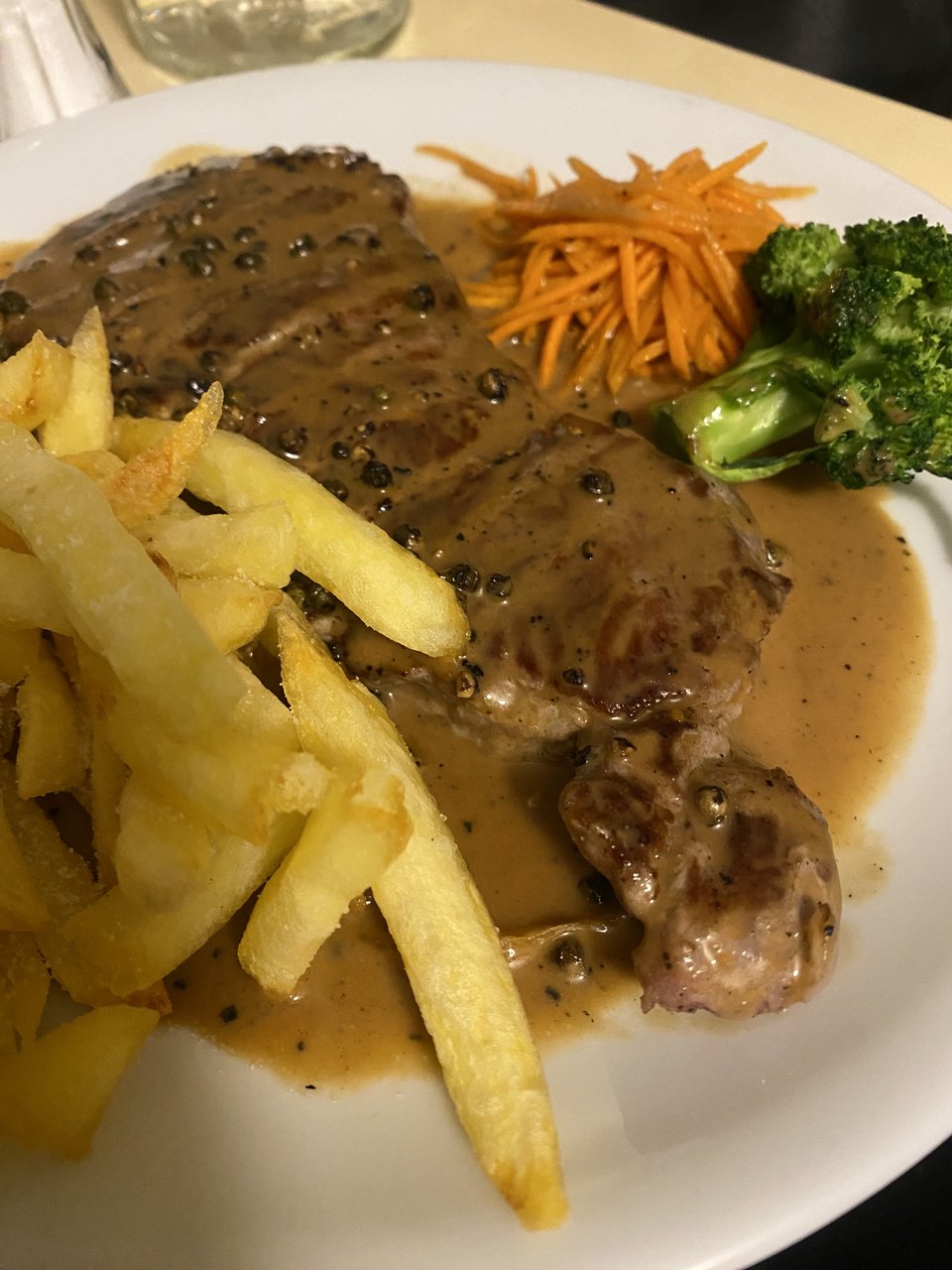 Εντρεκότ με σάλτσα πιπεριών στο Χατίρι  / Φωτογραφία: Μάνος Λειβαδάρος/iefimerida