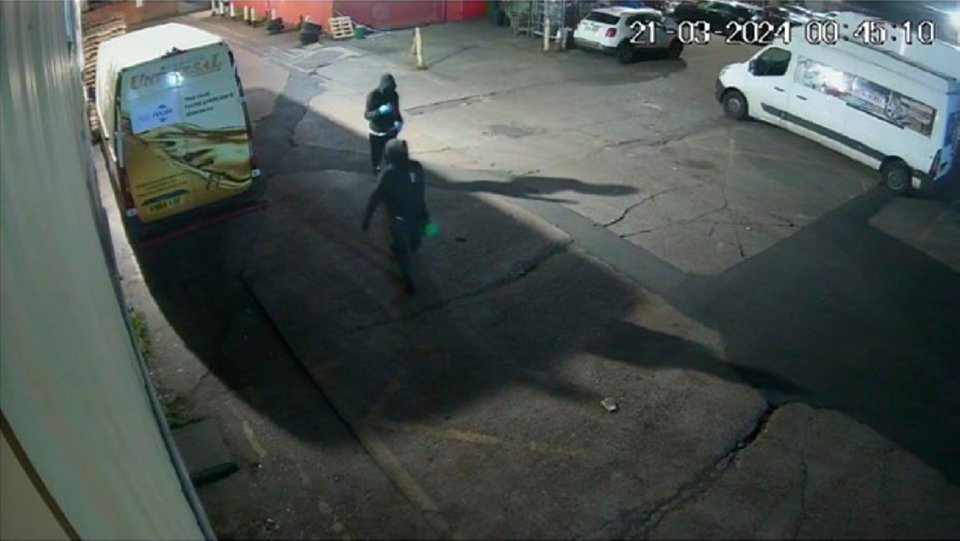 Δύο άνδρες διακρίνονται σε κάμερα ασφαλείας στο ανατολικό Λονδίνο, λίγο πριν βάλουν φωτιά σε αποθήκη, που παρέχει ανθρωπιστική βοήθεια και εξοπλισμό Starlink στην Ουκρανία στις 21 Μαρτίου του 2024