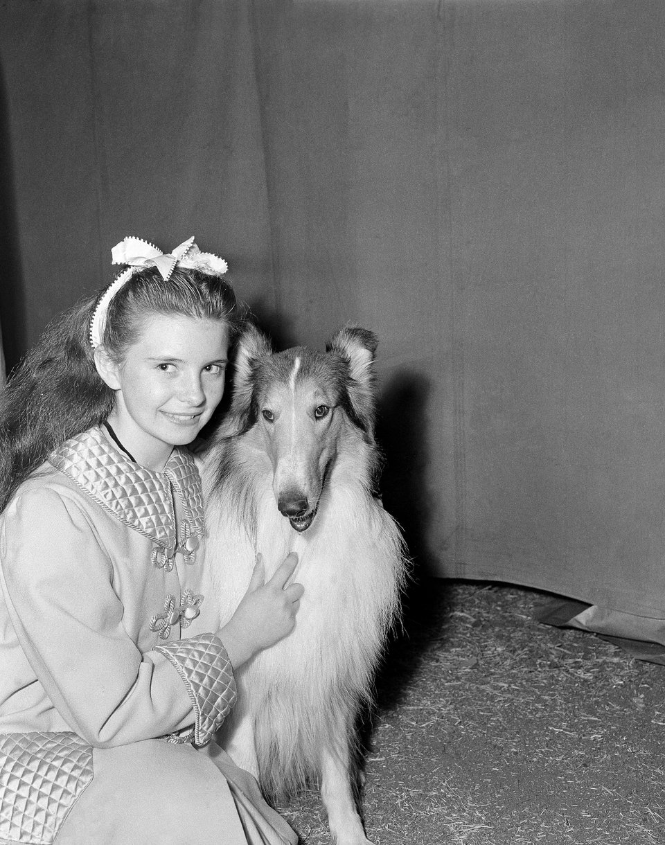 Οι σταρ του κινηματογράφου Μάργκαρετ Ο’Μπράιεν και η Λάσι ποζάρουν πριν από τις εμφανίσεις τους σε φιλανθρωπική παράσταση στις 4 Σεπτεμβρίου 1948 