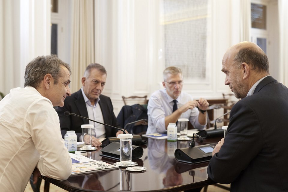 Ο Κυριάκος Μητσοτάκης υποδέχθηκε τον ιδρυτή του περιοδικού δρόμου «Σχεδία», Χρήστο Αλεφάντη